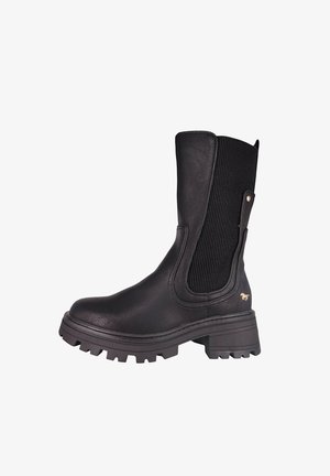 Sort ankelstøvle med en glat læderoverflade, elastiske sidepaneler, en struktureret sål og detaljer i guldaccenter. Klodset, robust design.