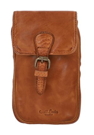 Gusti Leder, EBBE - Mobiltaske - cognac