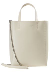 Krämfärgad läder tote-väska med korta handtag och ett avtagbart silverfärgat kedjearmband, minimal sömnad och subtilt präglad logotyp.