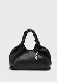 Mustast nahast käekott pehme, vajuvate vormidega, punutud sangade ja logoga lipikuga. Omab kortsutatud ülemist serva ja siledat tekstuuri.