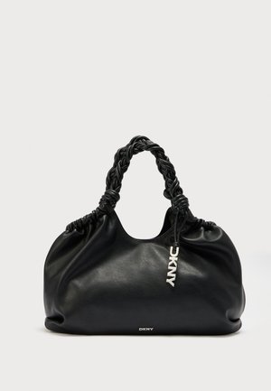 Czarna skórzana torebka o miękkim, luźnym kształcie, z plecionymi uchwytami i metką z logo. Charakteryzuje się marszczonym górnym wykończeniem i gładką fakturą.