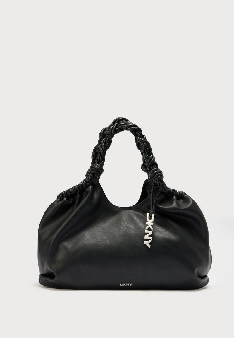 Mustast nahast käekott pehme, vajuvate vormidega, punutud sangade ja logoga lipikuga. Omab kortsutatud ülemist serva ja siledat tekstuuri.