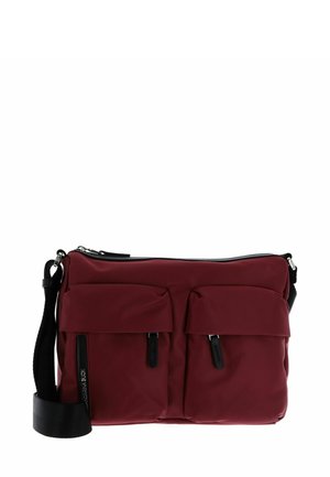 Sac bandoulière en nylon marron avec deux poches avant, zips noirs et bandoulière réglable. Texture lisse et forme rectangulaire.