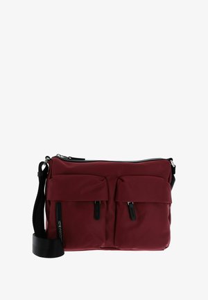 Sac bandoulière en nylon marron avec deux poches avant, zips noirs et bandoulière réglable. Texture lisse et forme rectangulaire.