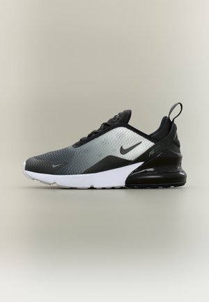 Baskets Nike Air Max 270 noires et grises avec une semelle blanche, une tige en mesh et un coussin d’air visible au talon, vues de côté.