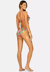 Kolorowy dwuczęściowy bikini z wzorzystą górą z regulowanymi ramiączkami i wiązanym tyłem, w komplecie z dopasowanymi, wysokimi majtkami.