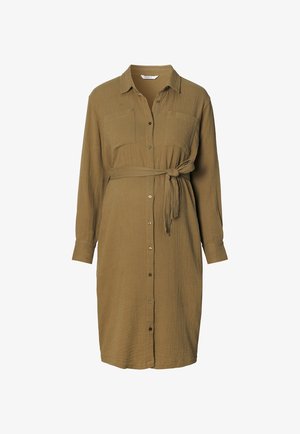 Olijfgroene, lange mouw knoopsluiting jurk met twee borstzakken, een taille met riem en een textuurstof. Heeft een kraag en een rechte silhout.