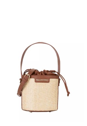 Pequeño bolso tipo saco con cuerpo tejido en beige, adorno de cuero marrón, correa ajustable, cierre con cordón y logo "Valentino" en el frente.