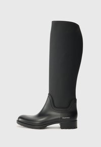 Botas de borracha pretas até ao joelho, com bico arredondado, acabamento mate e parte superior texturizada. Apresentam uma marcação subtil de lado e sola robusta.