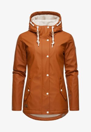 Vodoodporen rjav parka s mehkim notranjim obložkom, kapuco z vrvico, sprednjimi žepi in belimi gumbi za zapiranje. Ima nekoliko ukrivljen rob.