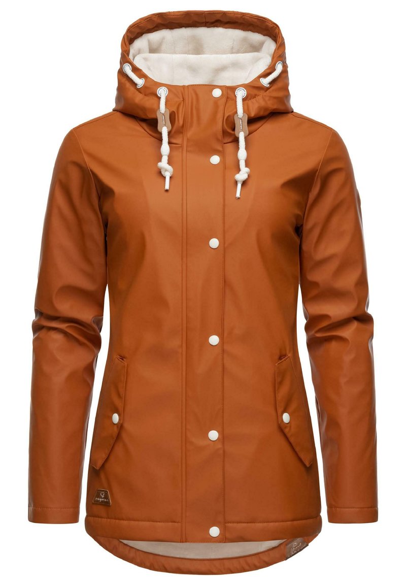 Parka marrone impermeabile con un morbido rivestimento interno, cappuccio con cordino, tasche frontali e chiusure a scatto bianche. Presenta un orlo leggermente curvo.