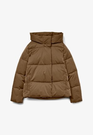 Rjava puhasta bunda z visokim ovratnikom, kvadrataste oblike, vodoravnim vzorcem prešitega blaga in stranskimi žepi. Izdelana iz gladke, trpežne tkanine.