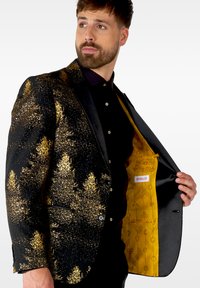 Mustitask, mille sädelusemustriga, satiinist krae ja kollase mustriga voodriga. Omab taskut ja sildiga, millel on kiri "OPPOSUITS."