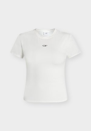 Weißes, enganliegendes T-Shirt mit kurzen Ärmeln und kleinem schwarzem Logo, mittig unterhalb des Halsausschnitts auf weißem Hintergrund.