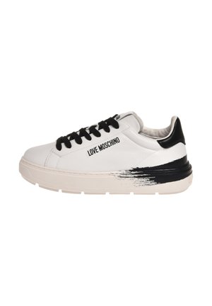 Zapatilla blanca con acentos negros y un diseño de pinceladas en la suela. Presenta una puntera redondeada y cordones negros. Logo "LOVE MOSCHINO" exhibido.