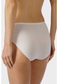 Mutandine bianche in cotone a vita alta con una texture liscia, fascia elastica in vita e dettagli di cucitura minimi per comfort e vestibilità.