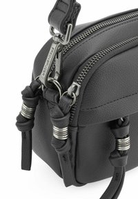 Borsa a tracolla in pelle nera con chiusura a zip, dettagli in pelle intrecciata e hardware metallico per un tocco in più. Finitura testurizzata.