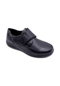 Chaussure en cuir noir avec un bout arrondi, une sangle velcro et une tige texturée ; conçue pour le confort avec une semelle rembourrée.
