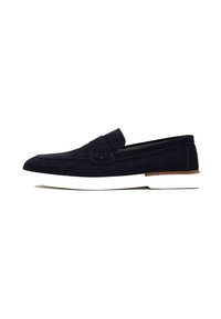 Marineblaue Wildleder-Loafer mit glatter Textur, geschlossener Zehe, genähten Akzenten und einer weißen Gummisohle, ausgestattet mit einem leicht erhöhten Absatz.