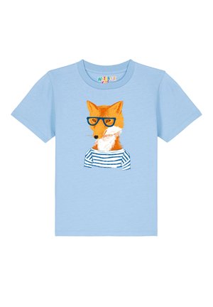 Hellblaue Kurzarm-T-Shirt mit einer Illustration eines Fuchses, der eine blaue Brille und ein gestreiftes Hemd trägt. weicher Baumwollstoff, lässiges Design.