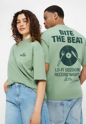 YOURTURN, UNISEX BITE THE BEAT REGULAR FIT - Nyomott mintás póló - green