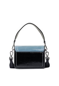 Borsa a due tonalità con una parte inferiore nera liscia e un risvolto lucido di colore azzurro chiaro. Include una maniglia corta e una tracolla staccabile, con cuciture a contrasto.