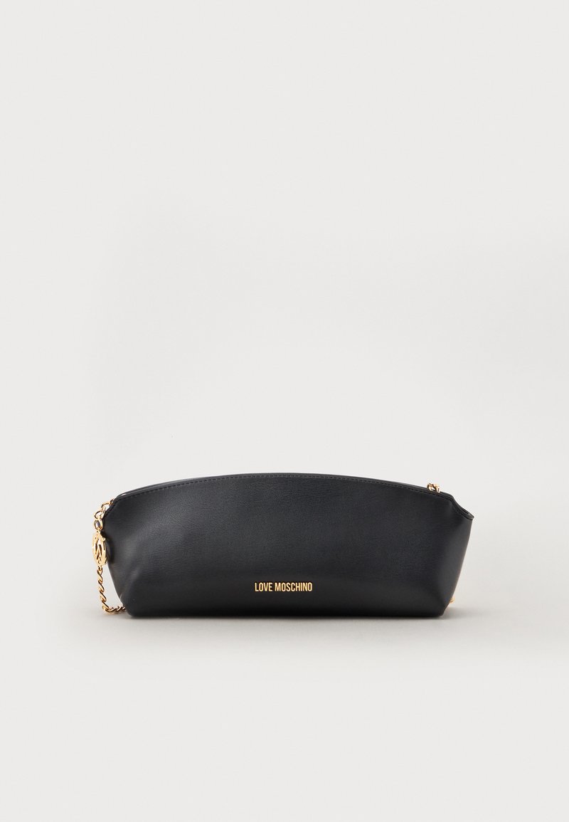 Μαύρο δερμάτινο clutch Moschino με χρυσό αλυσίδα ιμάντα και λογότυπο μπροστά, εμφανίζεται σε απλό λευκό φόντο.