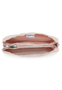 Portafoglio Kipling con zip, esterno in tessuto rosa chiaro, interno a fantasia, due scomparti e rifiniture decorative per la zip. Etichetta 'Live Light' all'interno.