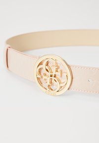 Cintura in ecopelle rosa con fibbia rotonda in tono oro, caratterizzata da lettere intrecciate, texture liscia e dettagli del logo discreti.