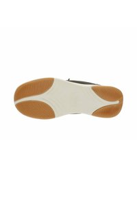 Suola della scarpa con un motivo in gomma progettato; base bianca con una sezione di presa in gomma color sabbia e scanalature per la trazione. Profilo piatto, design flessibile.