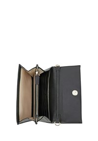 Sort læder pung med en lynlåslomme, flere kortlommer, beige indvendig foring og tryklås. Glat tekstur, kompakt design.