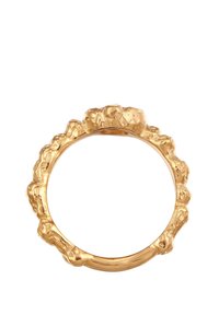 Guldring med en oregelbunden, texturerad band med en knottrig yta, som visar en unik organisk form och polerad yta.