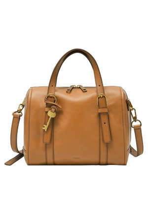 Tan leren schoudertas met dubbele handvatten, verstelbare schouderband, gouden beslag en decoratieve sleutelhanger aan de voorste band.