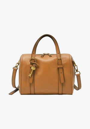 Bolso tipo satchel de cuero color tan con dos asas, correa de hombro ajustable, herrajes dorados y un colgante decorativo en forma de llave en la correa frontal.
