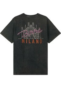 Juodas grafikos marškinėliai su balta linijų braižyba, vaizduojančia pastatą, ant kurio užrašyti „Milano“ ir „Biora“ rožine ir oranžine spalvomis. Trumpomis rankovėmis, laisvo kirpimo.