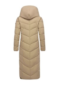 Lange beige pufferjas met een capuchon, met een chevron-gequilte patroon en lange mouwen. Eenvoudig ontwerp zonder zichtbare hardware of accenten.