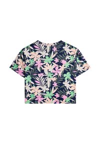 Kort T-shirt lavet af blødt stof, med en marineblå baggrund og store, flerfarvede blomster mønstre i pink, grøn og creme.