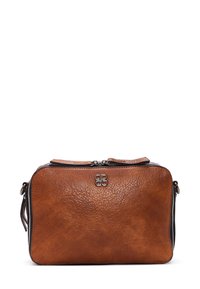 Borsa a tracolla in pelle marrone con superficie testurizzata, chiusura con zip e discreto dettaglio del logo sul davanti. Forma rettangolare compatta.