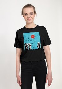 Černé tričko s grafikou dvou medvídků na texturovaném modrém pozadí a červeným srdcem nad nimi. Měkká tkanina.