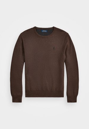 Brauner Langarm-Rundhalspullover mit strukturiertem Strick, gerippten Bündchen und Saum sowie einem kleinen bestickten Polo Ralph Lauren Logo auf der Brust.