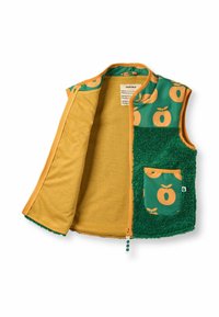 Zaļš un oranžs vests ar rāvējslēdzēju, kuram no vienas puses ir pūkaina tekstūra, bet no otras puses ir oranžu augļu apdruka, ar vienu kabatu.