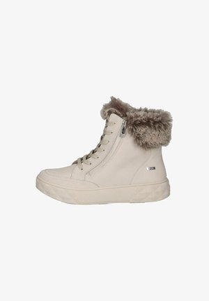 Zapatillas altas de color beige claro con cuello de borreguito, cierre de cordones en la parte delantera, cremallera lateral y suela texturizada para mayor agarre.