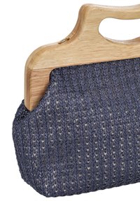 Håndtaske i vævet stof i marineblå med en tekstureret overflade og et håndtag i naturligt træ. Håndtaget har en afrundet udskæring for bedre greb.