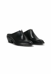 Mule in pelle nera con tacco basso, punta arrotondata e design aperto sul dietro. Presenta un leggero taglio a V sulla parte superiore per facilitare l'indossamento.