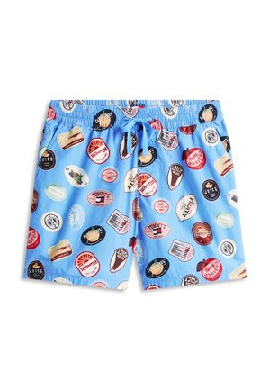 Jasnoniebieskie szorty kąpielowe wzorzyste w wielokolorowe etykiety marki owoców, z sznurkiem w pasie i elastyczną gumką.