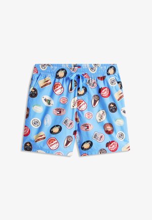 Jasnoniebieskie szorty kąpielowe wzorzyste w wielokolorowe etykiety marki owoców, z sznurkiem w pasie i elastyczną gumką.