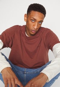 Levi's® VINTAGE - T-shirt básica - cinnamon stick