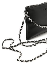 Borsa a tracolla in pelle nera con una forma rettangolare elegante, dotata di una tracolla in catena argentata intrecciata con segmenti neri. Chiusura con zip nella parte superiore.