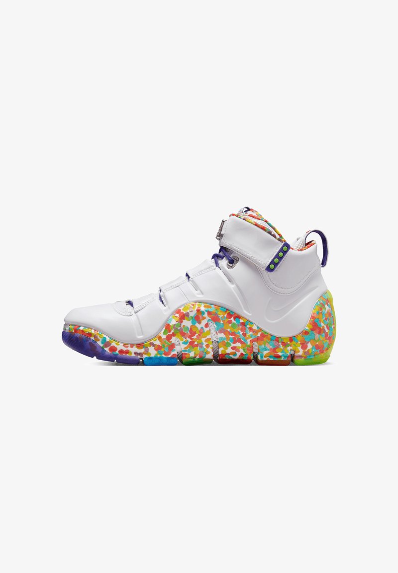 Sneaker alta con tomaia synthentica bianca, suola intermedia colorata a macchie, dettagli viola e cinturino regolabile per una vestibilità sicura.