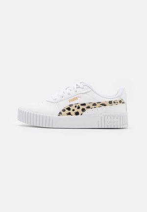 Białe sneakersy z teksturowanym panelem w leoparda po bokach, płaskimi sznurowadłami i masywną podeszwą. Złoty akcent logo na górnej części.